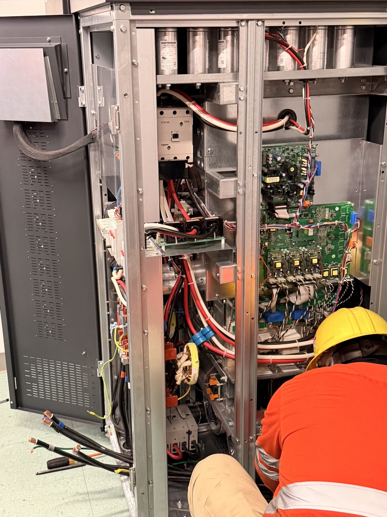 Imagen vertical de mantenimiento a UPS IMEC 4
