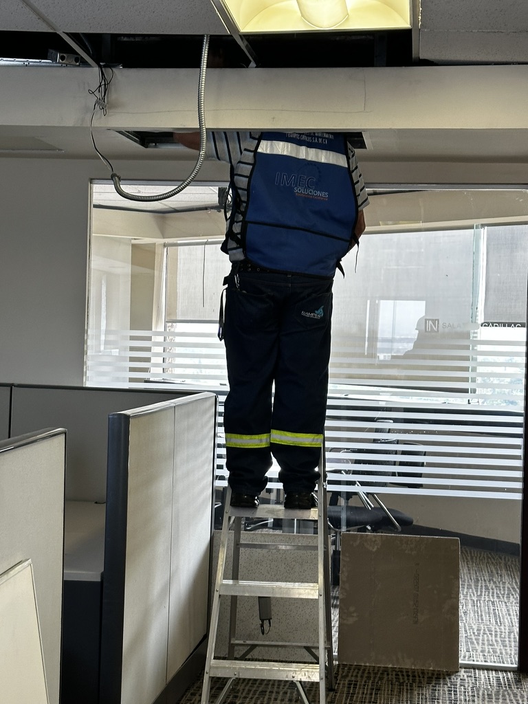 Imagen vertical de mantenimiento a aire acondicionado IMEC 5