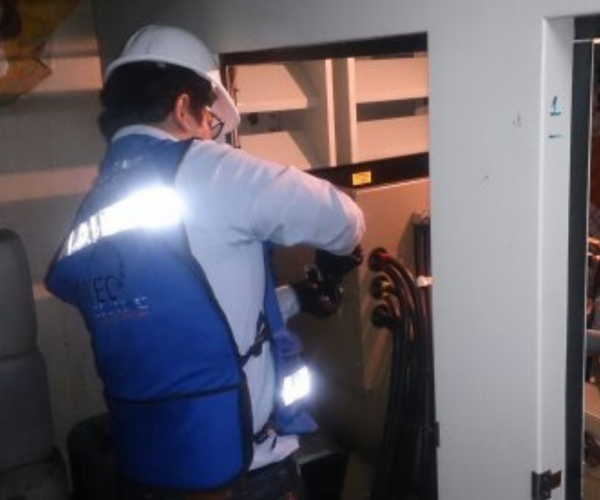 Imagen vertical de mantenimiento a plantas de emergencia IMEC 1