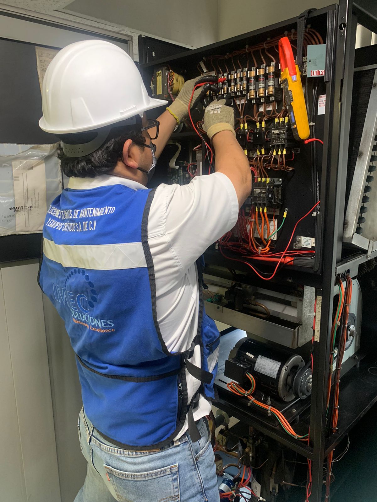 Imagen vertical de mantenimiento a aire acondicionado IMEC 1