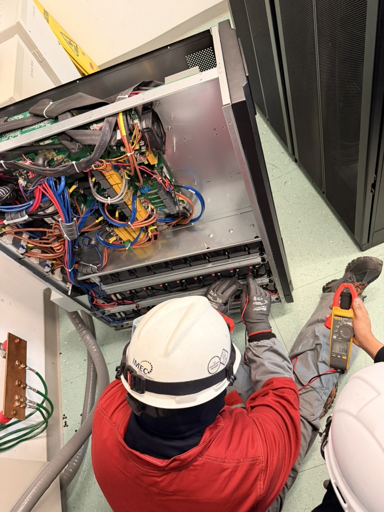 Imagen vertical de mantenimiento a UPS IMEC 5