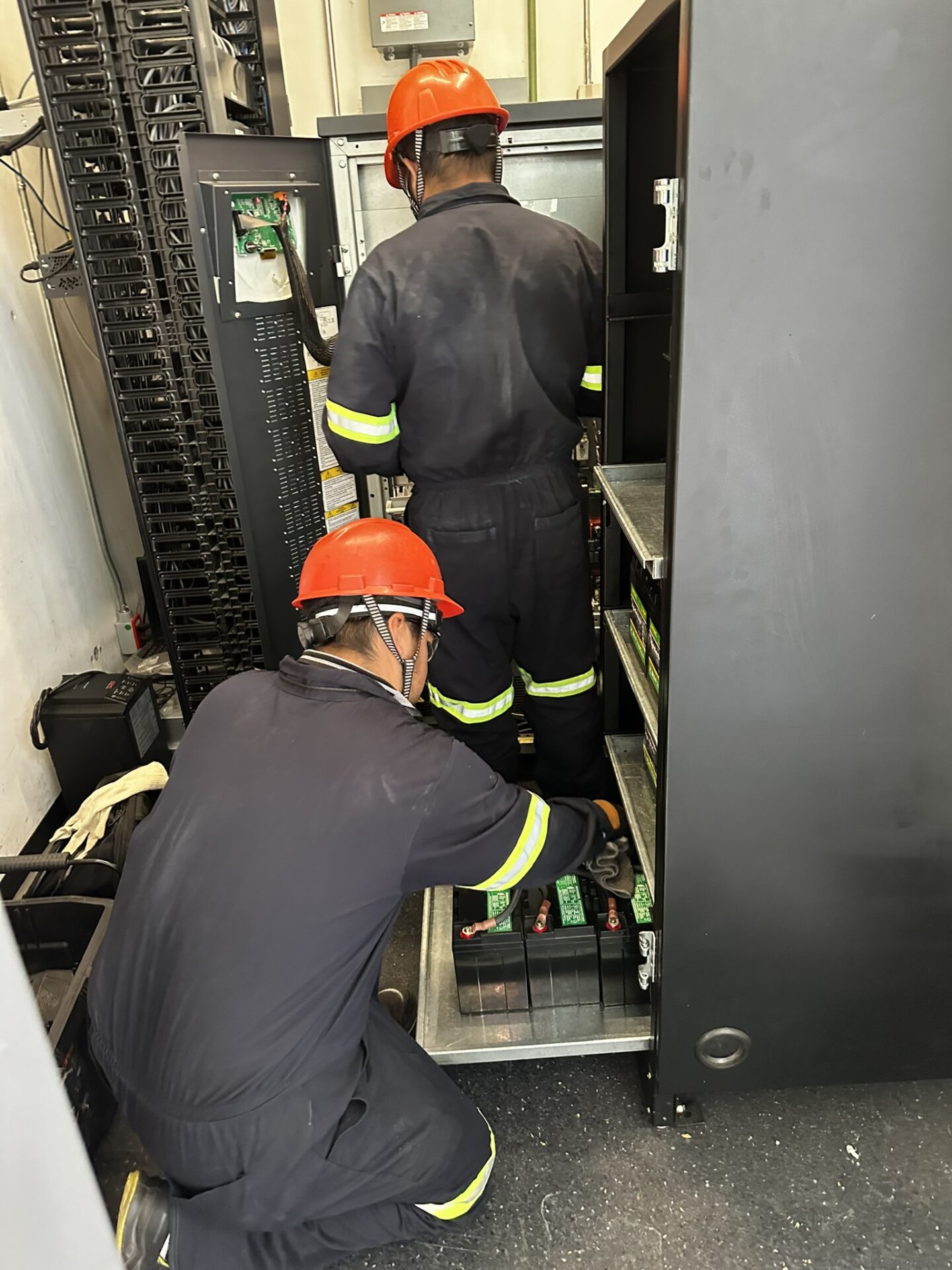 Imagen vertical de reemplazo de baterías UPS IMEC 4