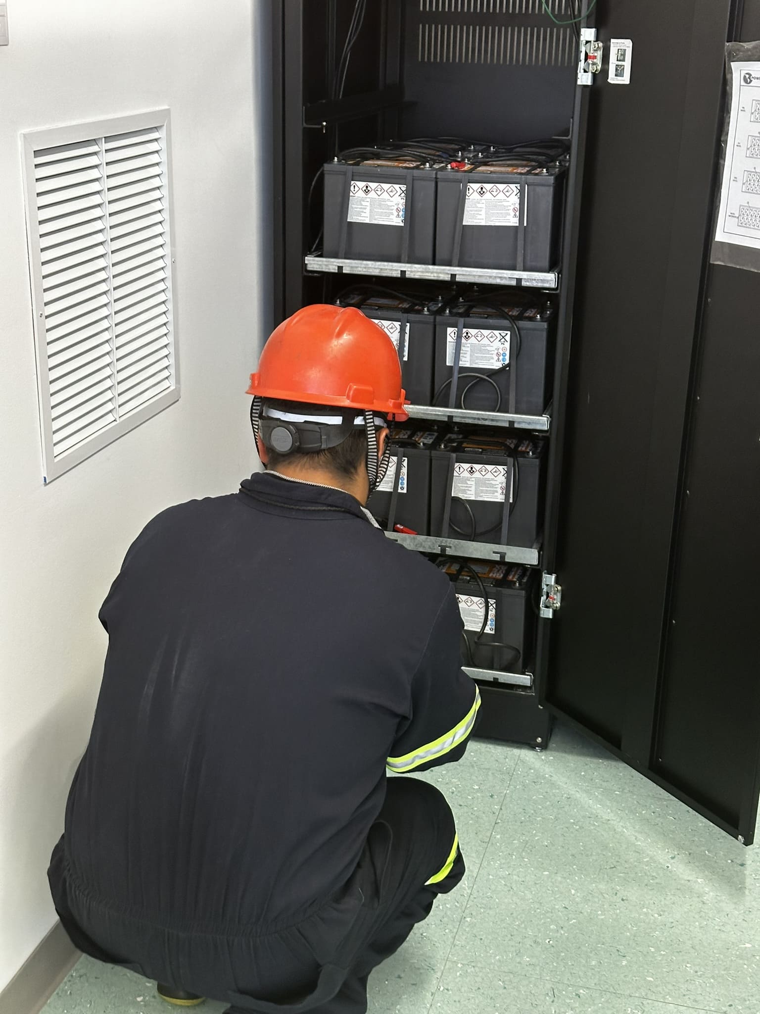 Imagen vertical de reemplazo de baterías UPS IMEC 5