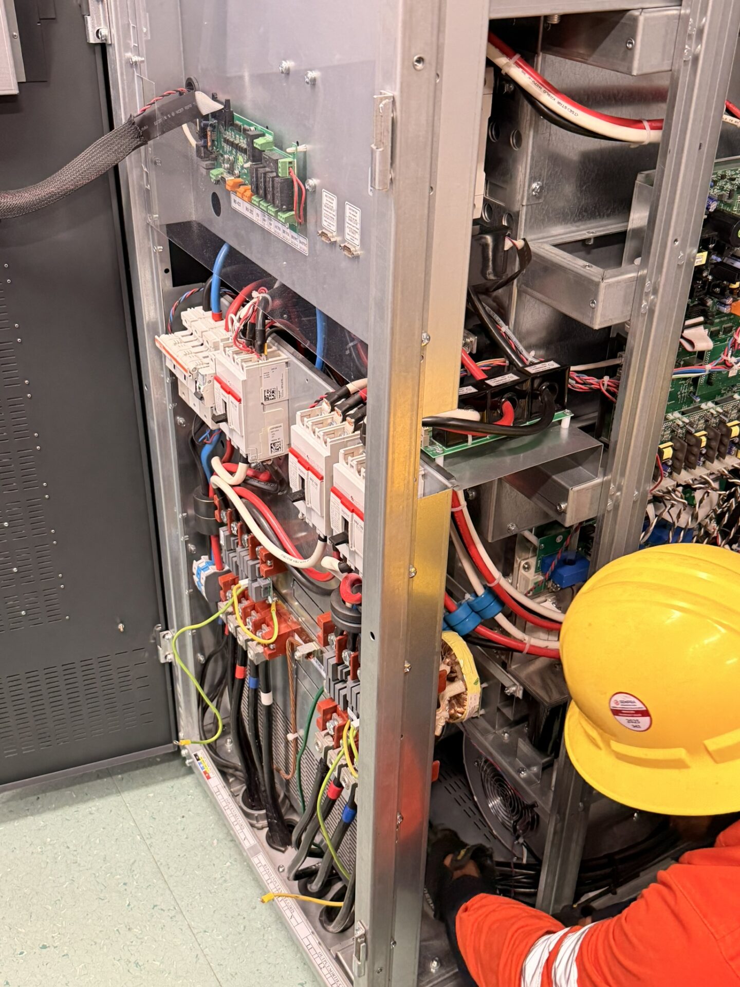 Imagen vertical de mantenimiento a UPS IMEC 2