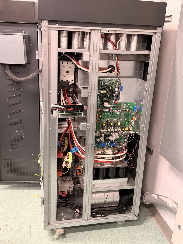 Imagen vertical de mantenimiento a UPS IMEC 6