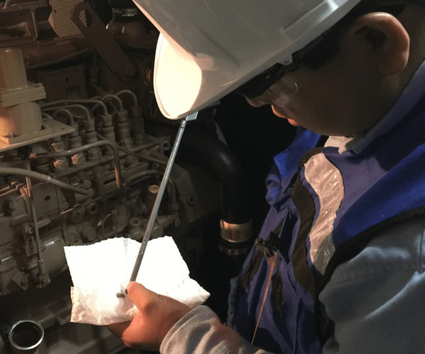Imagen vertical de mantenimiento a plantas de emergencia IMEC 2
