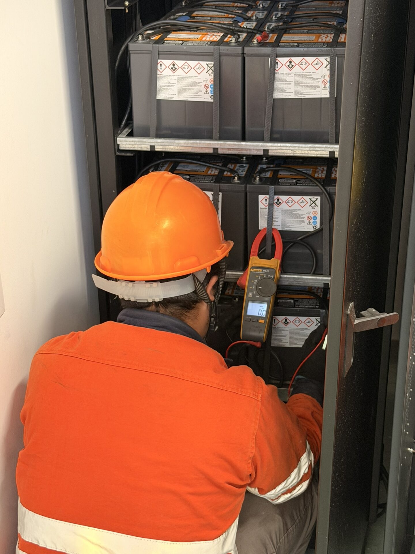 Imagen vertical de reemplazo de baterías UPS IMEC 1