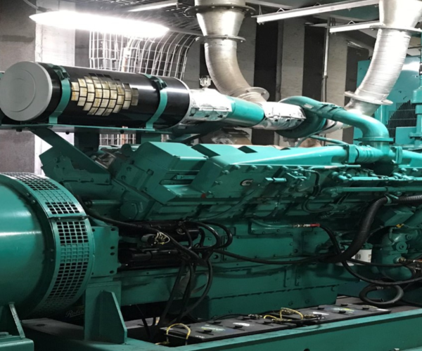 Imagen vertical de mantenimiento a plantas de emergencia IMEC 4