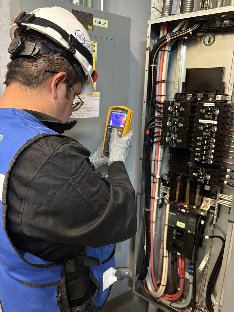 Imagen vertical de tablero eléctrico predictivo IMEC 4