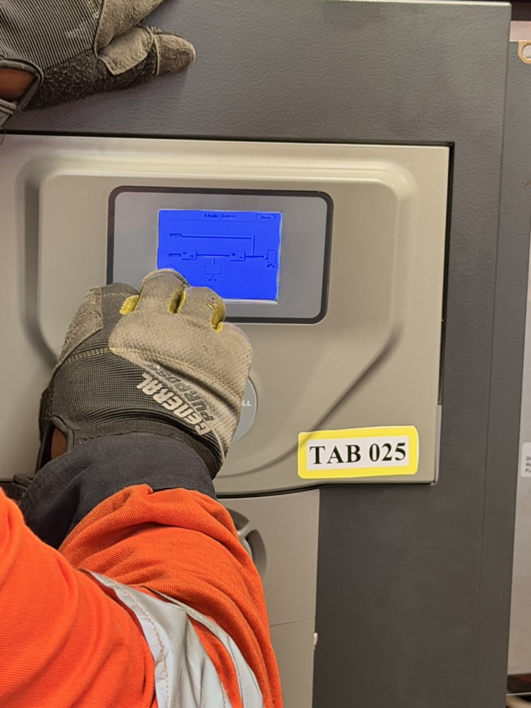 Imagen vertical de mantenimiento a UPS IMEC 1