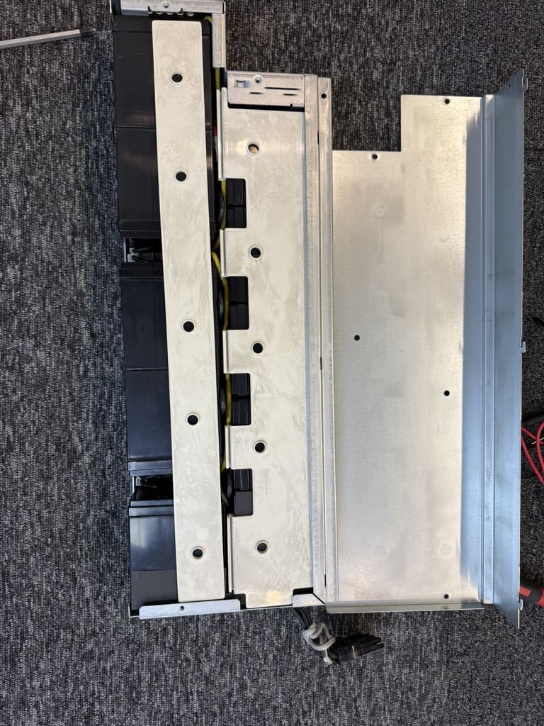 Imagen vertical de reemplazo de baterías UPS IMEC 3