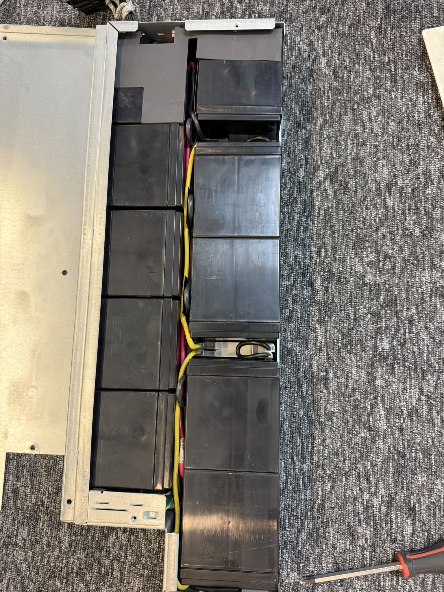 Imagen vertical de reemplazo de baterías UPS IMEC 2