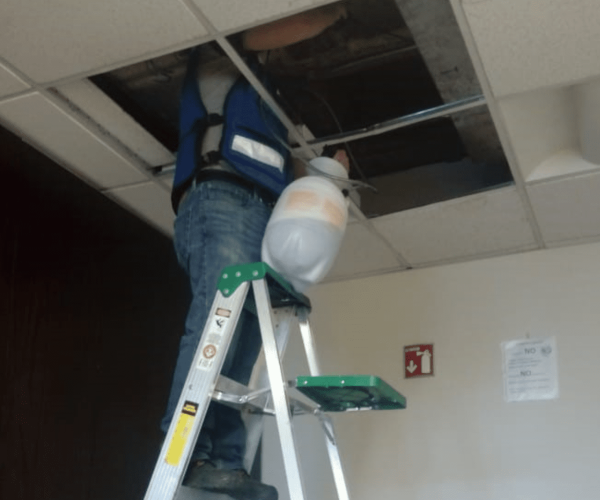 Imagen vertical de mantenimiento a aire acondicionado IMEC 3
