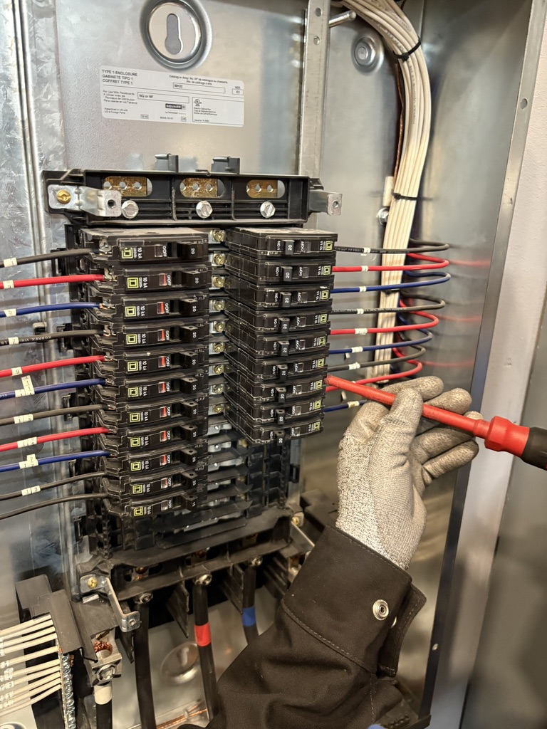 Imagen vertical de tablero eléctrico predictivo IMEC 2