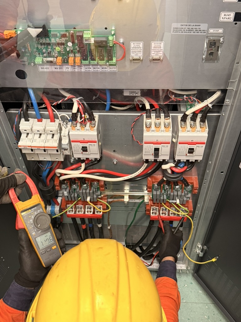 Imagen vertical de mantenimiento a UPS IMEC 3