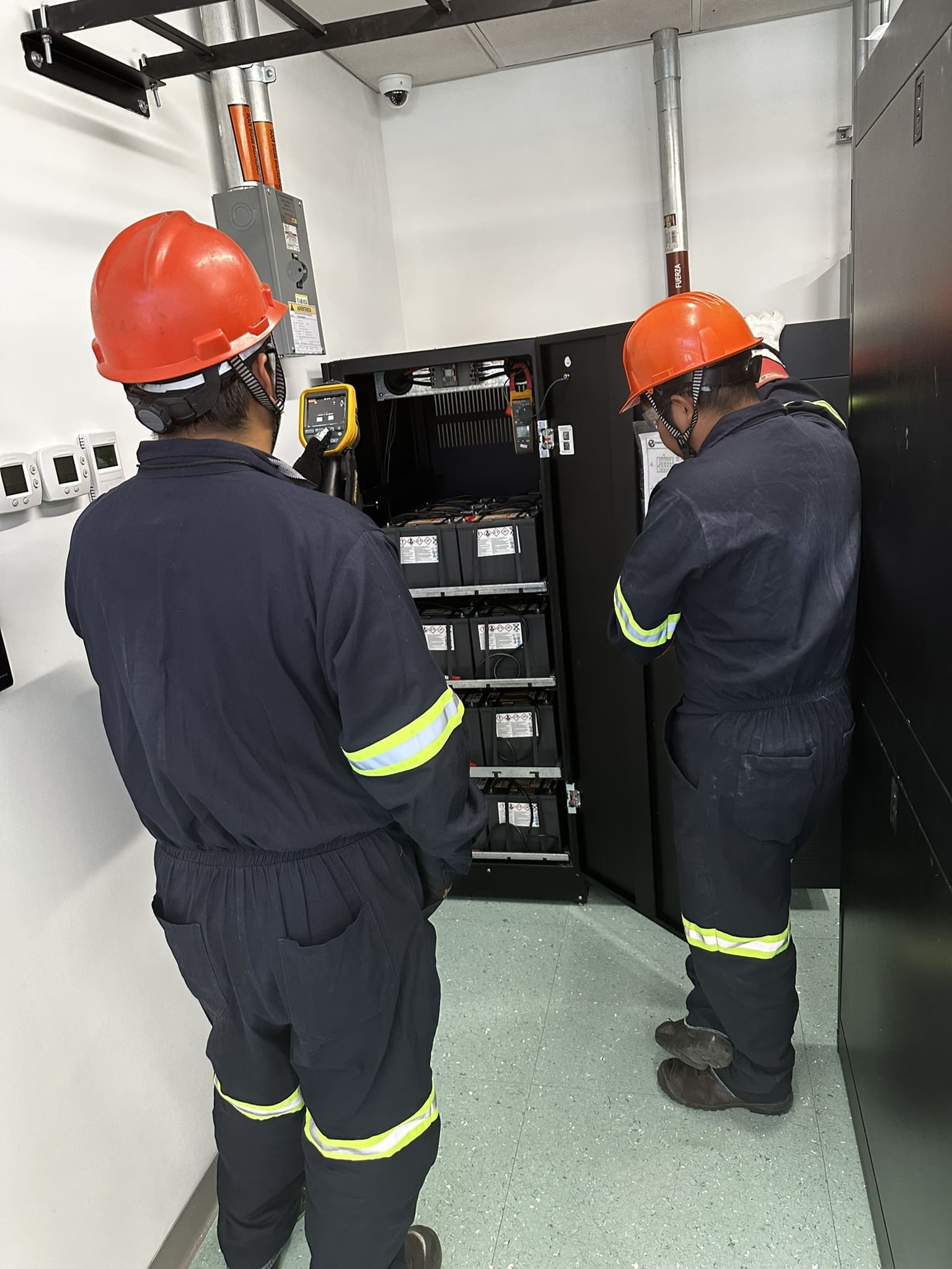 Imagen vertical de reemplazo de baterías UPS IMEC 6